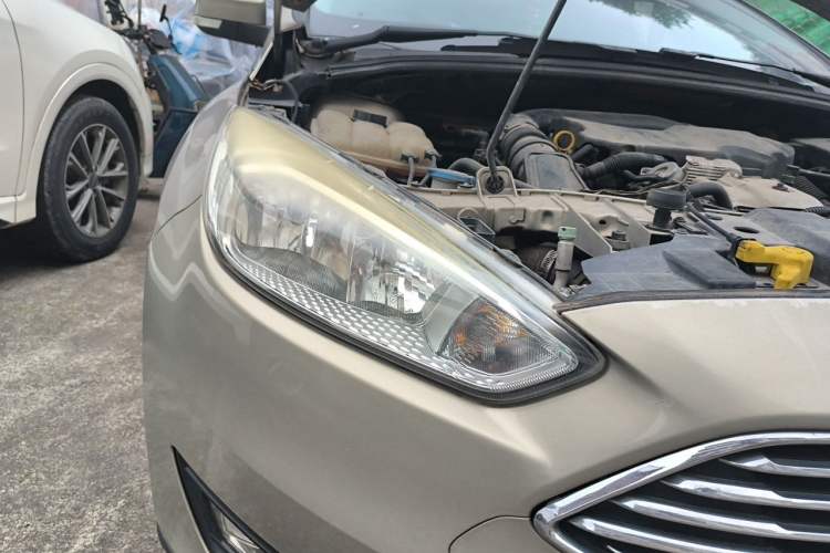 Used Ford Focus 2015 Sedan EcoBoost 125 Manual – Ultra-Style Edition Right Front Headlight