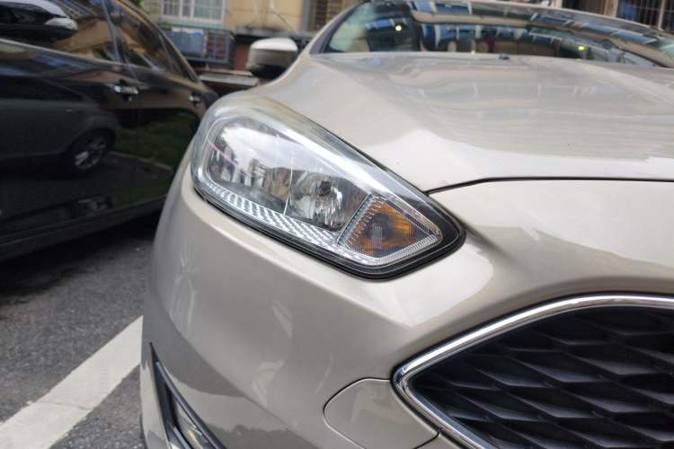 Used Ford Focus 2015 Hatchback EcoBoost 180 Automatic Elite Model Right Front Headlight