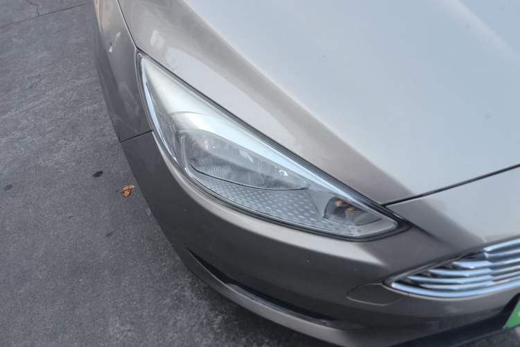Used Ford Focus 2015 Sedan 1.6L Manual Fashion Edition Right Front Headlight