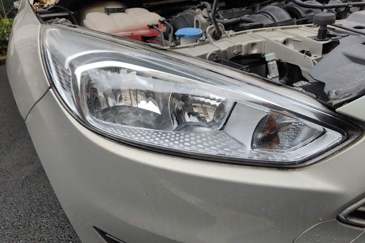 Used Ford Focus 2015 Sedan 1.6L Manual Comfort Model Right Front Headlight