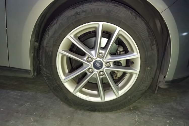 Used Ford Focus 2015 Sedan EcoBoost 180 Automatic Elite Model Right Front Wheel Hub