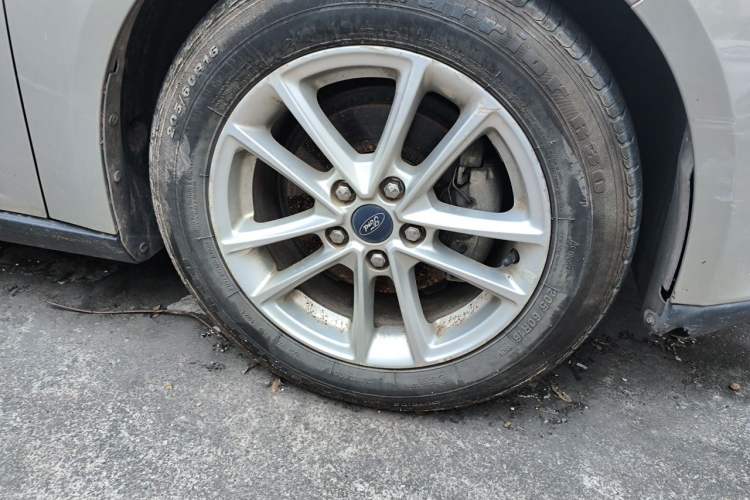 Used Ford Focus 2015 Sedan EcoBoost 125 Manual – Ultra-Style Edition Right Front Wheel Hub