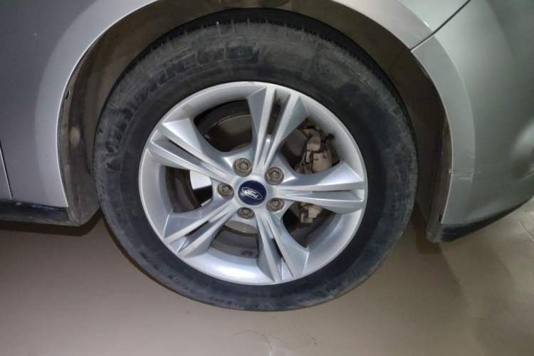 Used Ford Focus 2015 Sedan 1.6L Automatic Trend Model Right Front Wheel Hub