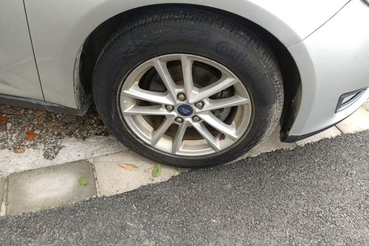 Used Ford Focus 2015 Sedan 1.6L Automatic Trend Model Right Front Wheel Hub