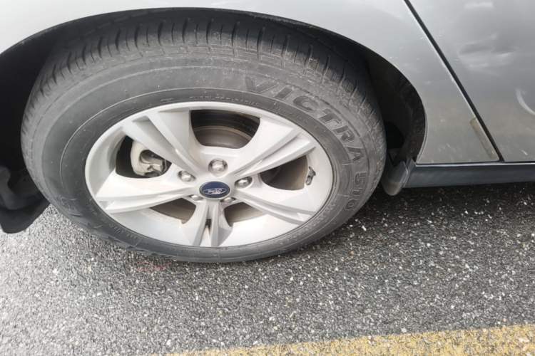 Used Ford Focus 2015 Hatchback 1.6L Automatic Comfort Model Right Rear Wheel Hub