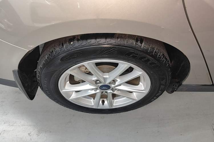 Used Ford Focus 2015 Sedan 1.6L Automatic Trend Model Right Rear Wheel Hub