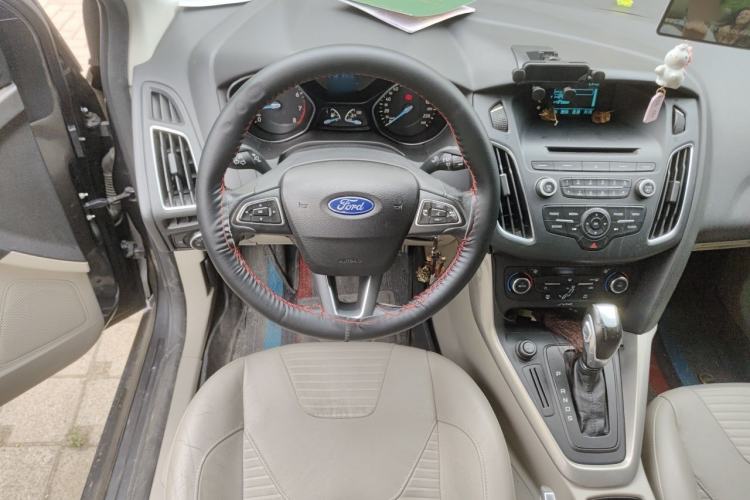 Used Ford Focus 2015 Sedan 1.6L Automatic Trend Model Steering Wheel