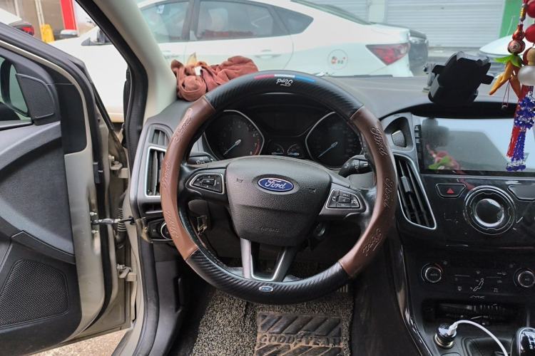 Used Ford Focus 2015 Sedan EcoBoost 125 Manual – Ultra-Style Edition Steering Wheel