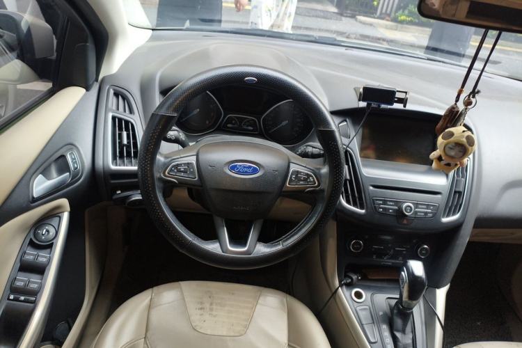 Used Ford Focus 2015 Hatchback EcoBoost 180 Automatic Elite Model Steering Wheel