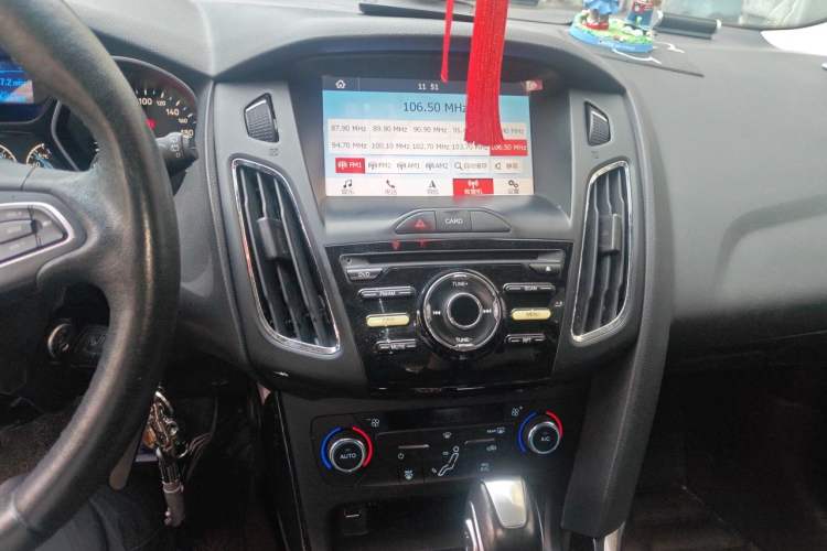 Used Ford Focus 2015 Hatchback EcoBoost 125 Automatic Supreme Style Edition Audio And AC Panel