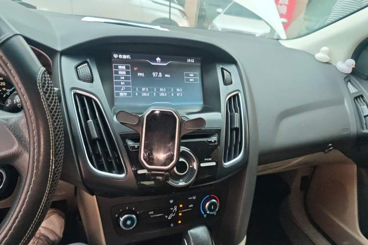 Used Ford Focus 2015 Sedan 1.6L Automatic Comfort Model Audio And AC Panel