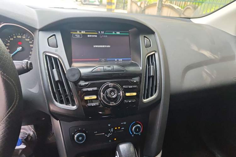 Used Ford Focus 2015 Hatchback 1.6L Automatic Comfort Model Audio And AC Panel