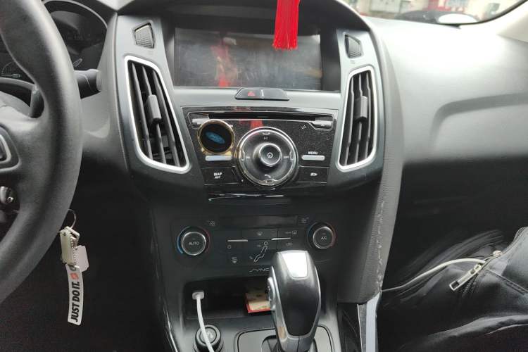 Used Ford Focus 2015 Sedan 1.6L Automatic Trend Model Audio And AC Panel