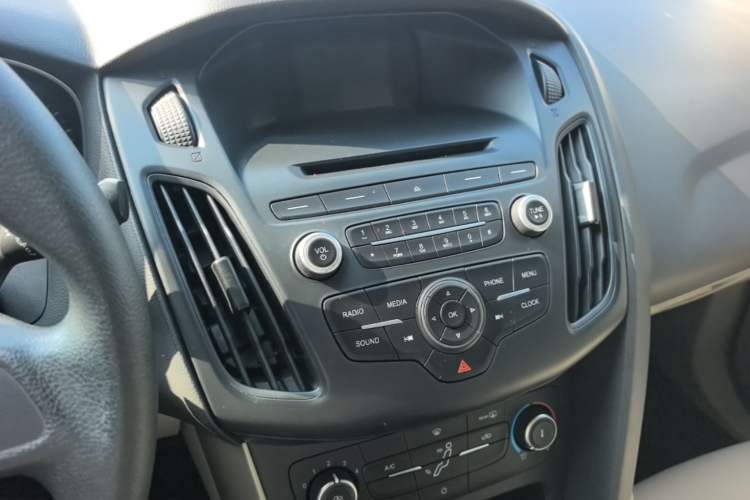 Used Ford Focus 2015 Sedan 1.6L Manual Comfort Model Audio And AC Panel