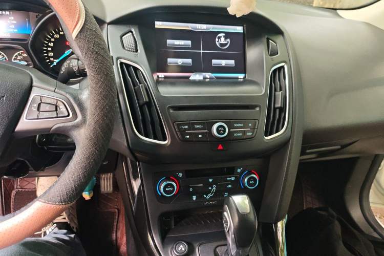 Used Ford Focus 2015 Hatchback EcoBoost 180 Automatic Elite Model Audio And AC Panel