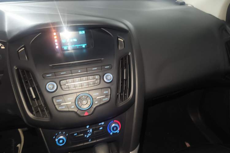 Used Ford Focus 2015 Hatchback 1.6L Automatic Comfort Model Audio And AC Panel