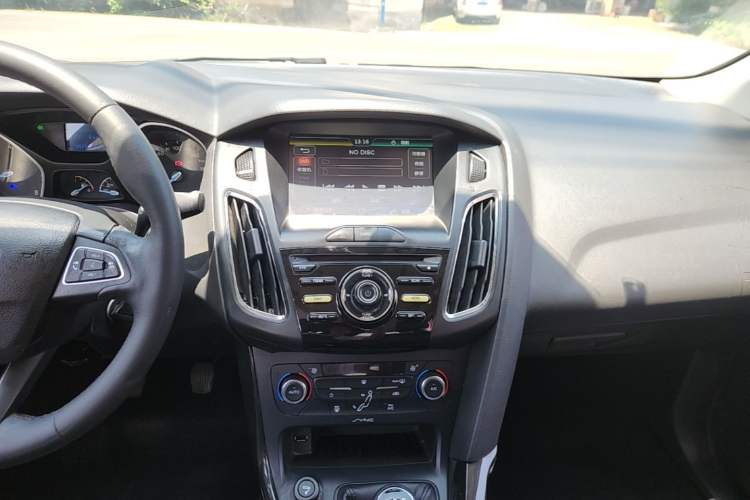 Used Ford Focus 2015 Sedan EcoBoost 125 Manual – Ultra-Style Edition Audio And AC Panel