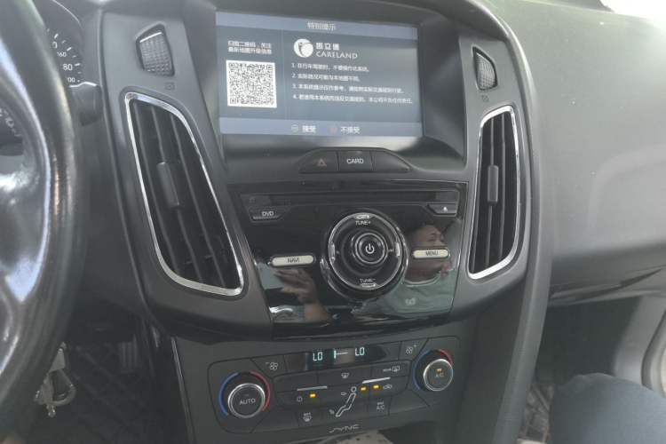 Used Ford Focus 2015 Sedan EcoBoost 125 Manual – Ultra-Style Edition Audio And AC Panel