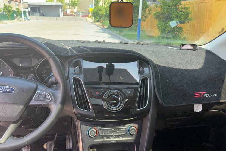 Used Ford Focus 2015 Sedan EcoBoost 125 Manual – Ultra-Style Edition Audio And AC Panel