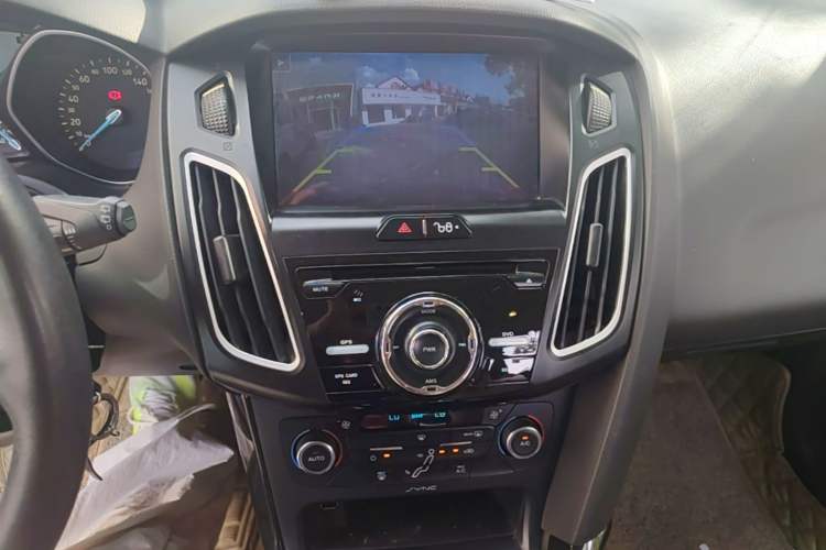 Used Ford Focus 2015 Hatchback 1.6L Automatic Fashion Edition Audio And AC Panel