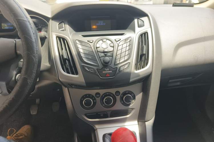 Used Ford Focus 2015 Hatchback 1.6L Manual Comfort Edition Audio And AC Panel