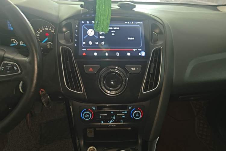 Used Ford Focus 2015 Hatchback EcoBoost 125 Manual – Ultra-Style Edition Audio And AC Panel