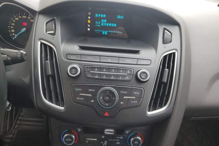 Used Ford Focus 2015 Hatchback 1.6L Automatic Fashion Edition Audio And AC Panel