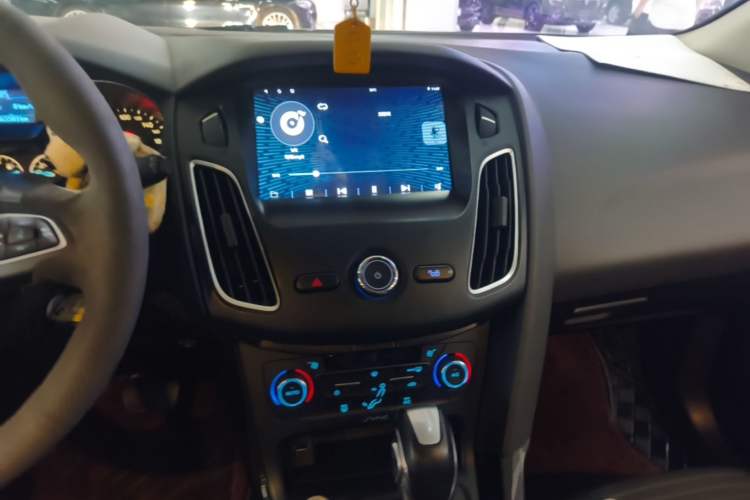 Used Ford Focus 2015 Hatchback EcoBoost 125 Automatic Supreme Style Edition Audio And AC Panel