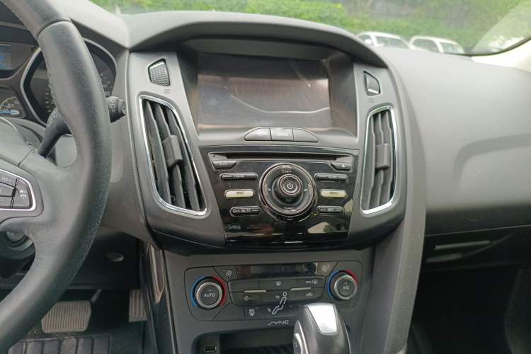 Used Ford Focus 2015 Hatchback 1.6L Automatic Fashion Edition Audio And AC Panel