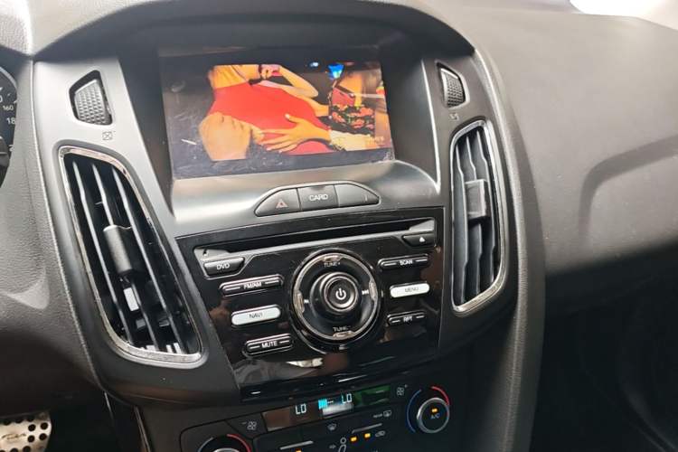 Used Ford Focus 2015 Hatchback 1.6L Automatic Fashion Edition Audio And AC Panel