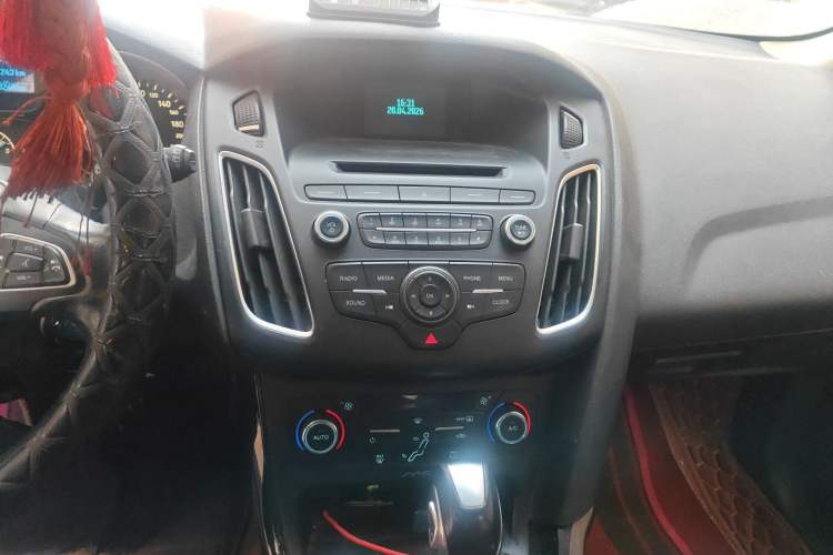 Used Ford Focus 2015 Hatchback EcoBoost 125 Automatic Supreme Style Edition Audio And AC Panel