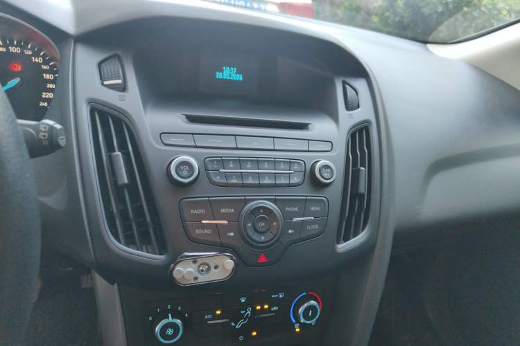 Used Ford Focus 2015 Hatchback 1.6L Automatic Comfort Model Audio And AC Panel