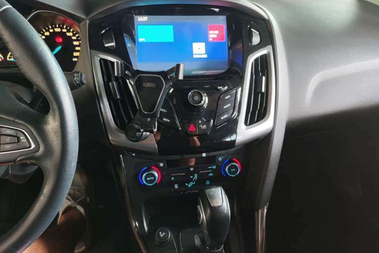 Used Ford Focus 2015 Hatchback 1.6L Automatic Fashion Edition Audio And AC Panel