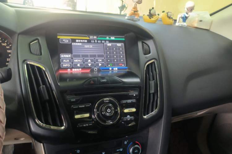 Used Ford Focus 2015 Sedan EcoBoost 125 Manual – Ultra-Style Edition Audio And AC Panel