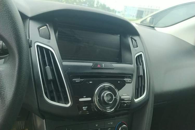 Used Ford Focus 2015 Hatchback 1.6L Automatic Comfort Model Audio And AC Panel