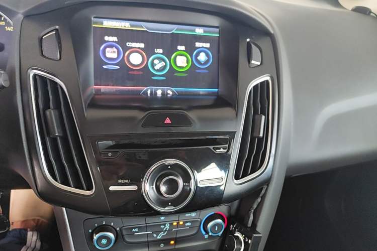 Used Ford Focus 2015 Hatchback 1.6L Manual Comfort Edition Audio And AC Panel