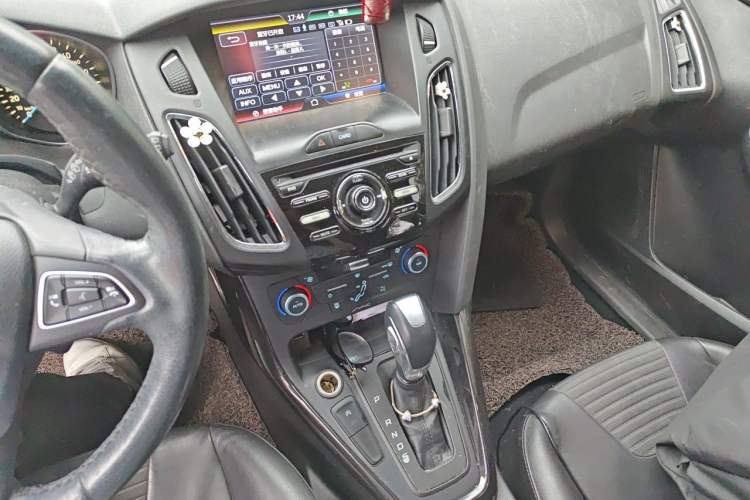 Used Ford Focus 2015 Hatchback EcoBoost 125 Automatic Supreme Style Edition Audio And AC Panel