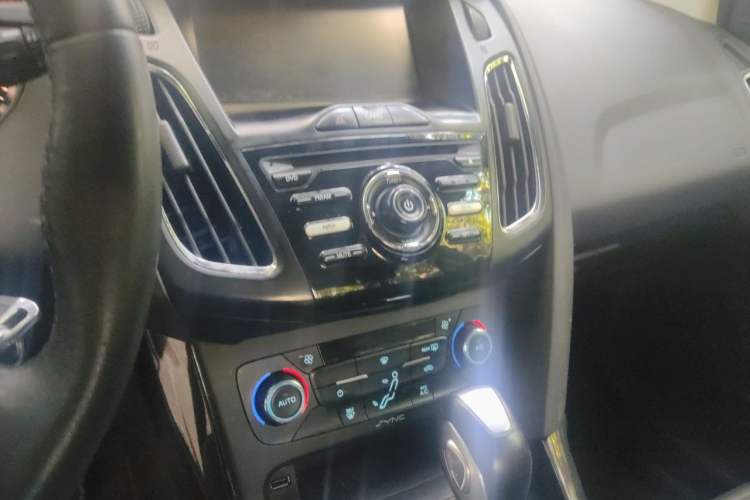 Used Ford Focus 2015 Sedan EcoBoost 125 Automatic Supreme Style Edition Audio And AC Panel