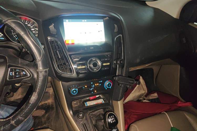 Used Ford Focus 2015 Sedan 1.6L Manual Comfort Model Audio And AC Panel