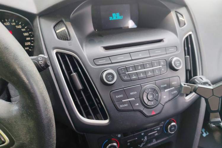Used Ford Focus 2015 Hatchback EcoBoost 125 Automatic Supreme Style Edition Audio And AC Panel
