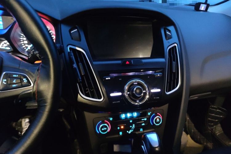 Used Ford Focus 2015 Hatchback EcoBoost 125 Automatic Supreme Style Edition Audio And AC Panel