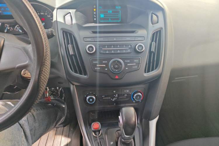 Used Ford Focus 2015 Hatchback 1.6L Automatic Comfort Model Audio And AC Panel