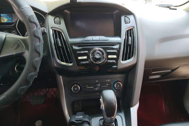 Used Ford Focus 2015 Hatchback 1.6L Automatic Comfort Model Audio And AC Panel