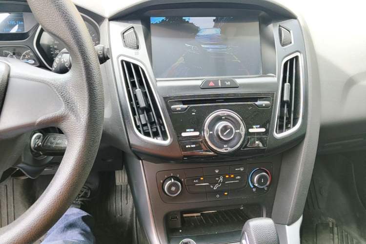 Used Ford Focus 2015 Hatchback 1.6L Automatic Comfort Model Audio And AC Panel