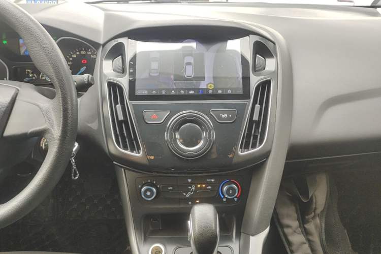 Used Ford Focus 2015 Hatchback 1.6L Automatic Comfort Model Audio And AC Panel
