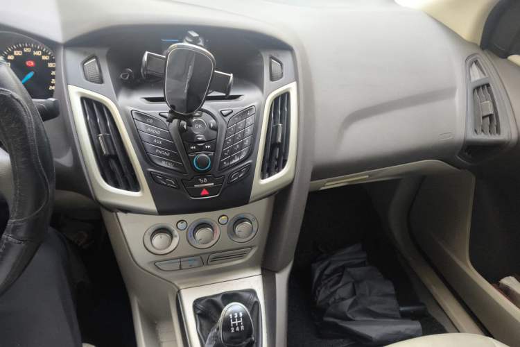 Used Ford Focus 2015 Sedan 1.6L Manual Comfort Model Audio And AC Panel