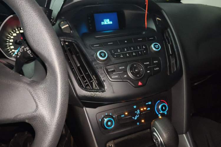 Used Ford Focus 2015 Hatchback 1.6L Automatic Comfort Model Audio And AC Panel