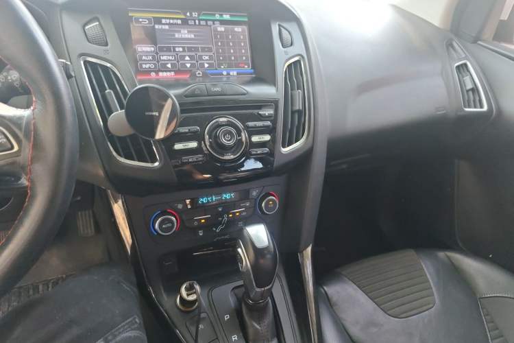 Used Ford Focus 2015 Hatchback EcoBoost 125 Automatic Supreme Style Edition Audio And AC Panel