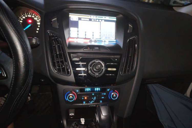 Used Ford Focus 2015 Hatchback EcoBoost 125 Automatic Supreme Style Edition Audio And AC Panel