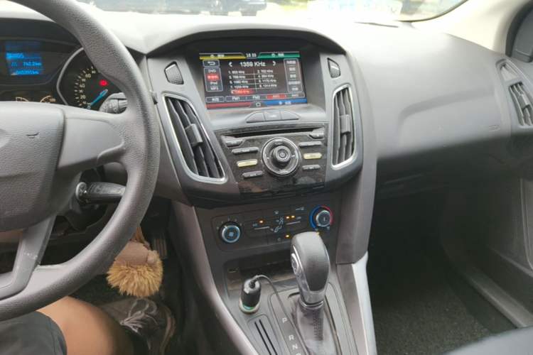 Used Ford Focus 2015 Hatchback 1.6L Automatic Comfort Model Audio And AC Panel
